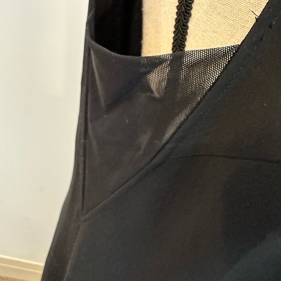 Elegant Black Sleeveless Dress - Picture 3 of 12